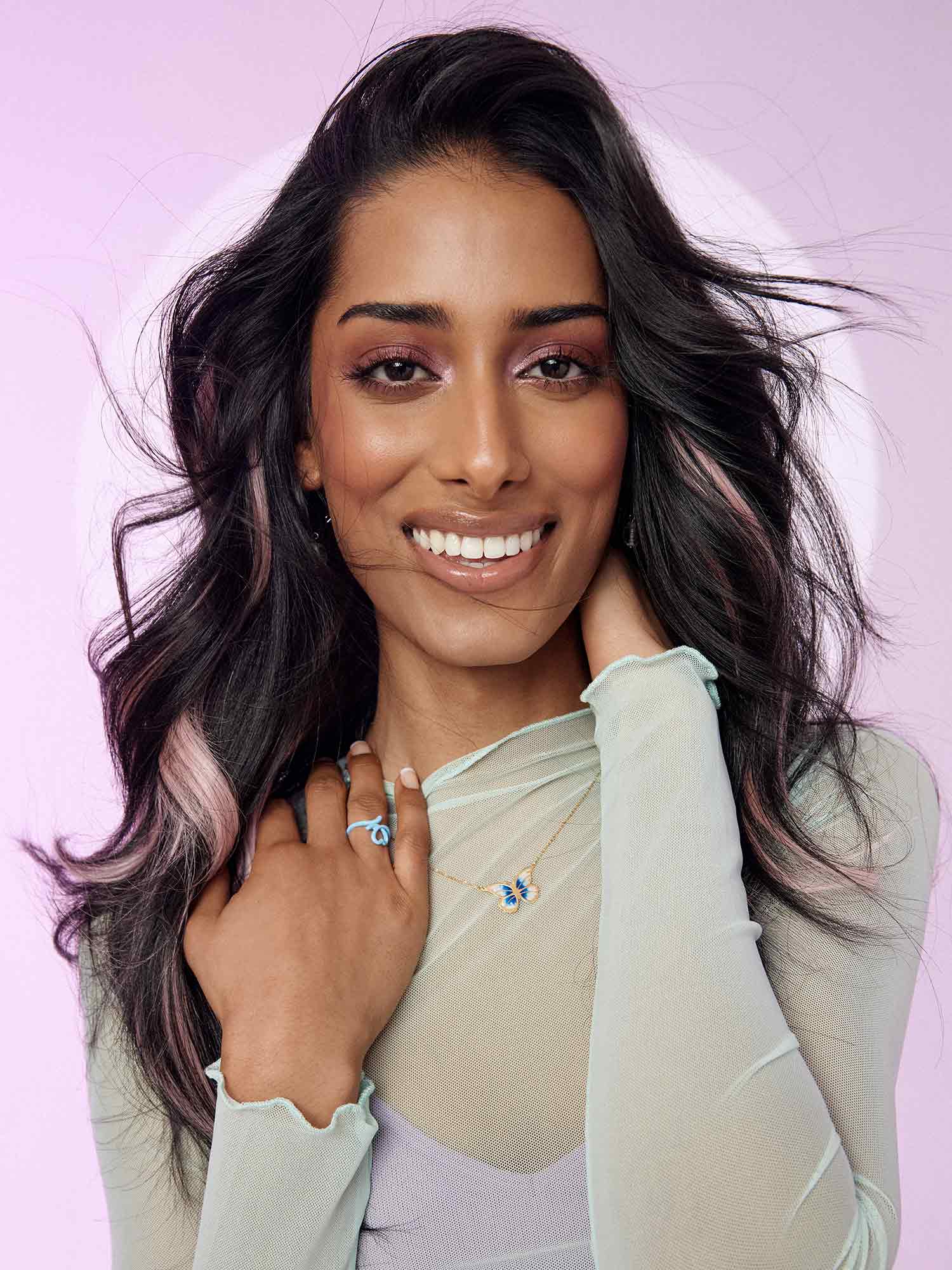Jazmine wearing our Peekaboo Halo® in <a href="https://luxyhaircom/products/pink-peekaboo-hair-halo-extensions">Bubblegum</a> image